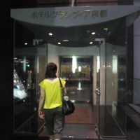 入口が小さいのに、中に入るとスケールの大きなロビーでした。