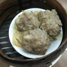 ワゴン形式のお店で、何の料理か不明。たぶん牛肉団子。