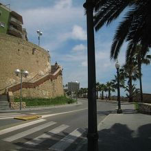 画像の左側の階段、上ってください。