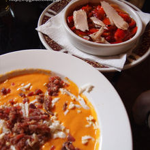 写真手前のオレンジ色のスープ皿がサルモレホ