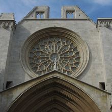 美しいファザードが出迎えてくれます。