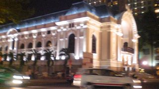 夜はライトアップされます