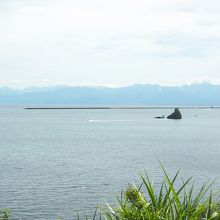 夏の雨晴海岸から望む立山連峰