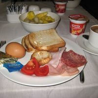 パンやハム、チーズの種類が豊富で満足できます