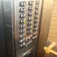 エレベーターはルームキーをささないとボタンが押せません