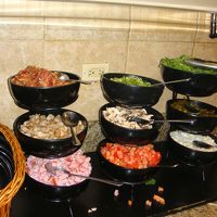 こちらから好きな具を器に入れてオムレツを作ってもらいます