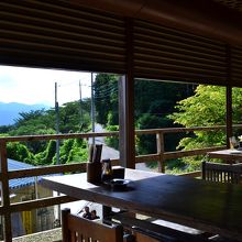 テラスからは奥武蔵の山々の絶景が楽しめます。