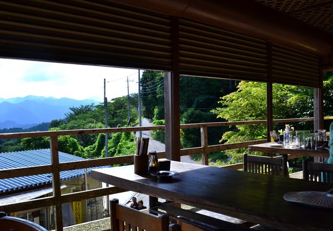 奥武蔵の山々の大展望を眺めながら美味しい料理をいただきます。