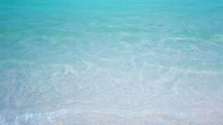 白いビーチとエメラルドグリーンの海がまぶしい!!