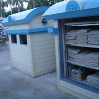 プールにはバスタオルが置いてます