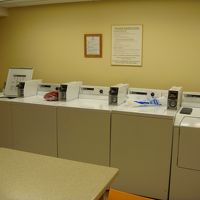 洗濯機。洗剤も自販機で販売しています。両替機もあります。