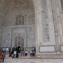 入口。黒大理石が埋め込まれた文字はコーランの一説