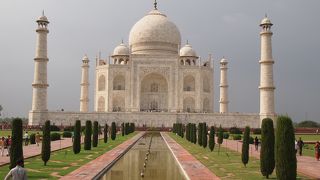 シンメトリーが美しい白亜の宮殿