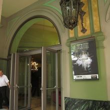 エントランスの風景。係の人がいます。