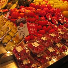 旬のフルーツが並びます。見栄えのいい陳列です。