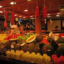 フルーツの店だらけです。商品陳列だけで大変かも。