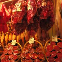 勿論、生ハムとチョリソーのショップも。