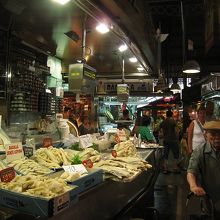 こちらはバカラオの専門店。タラの塩漬け、価格も色々の様です。