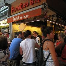 市場内バルの有名人。ピノキオというバルのおじさま。（中央）