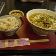 沖縄の郷土料理を楽しめる