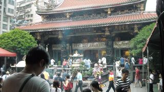 現地の人もたくさんいてるお寺です