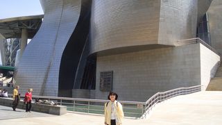 川に浮かぶ船のような印象的な建物。