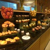朝食バイキングの菓子パンコーナー付近
