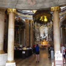 教会内の祭壇は一見の価値あり