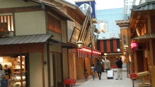 近代設備を備えアミューズメントも充実して遊べる空港。