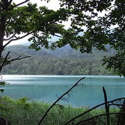 エメラルドグリーンの美しい湖