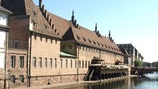 昔は税関、今はレストラン