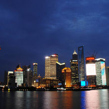 その少し前。空は明るめだが電視塔が不完全。曇りで青色も暗め