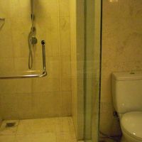 バスタブと独立してあるシャワーブース