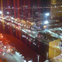 ホテルを出て左手前に屋台が立ち並んでいます