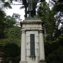 お城に行く前に板垣退助像がありました。