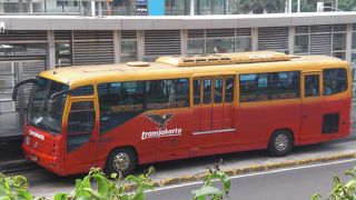 トランスジャカルタはバス専用レーンで渋滞時でも問題ない。大変安く移動できる