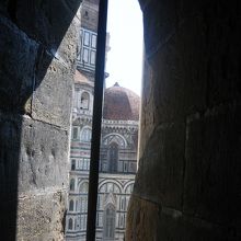 階段の途中の窓からも小さな風景が楽しめます。