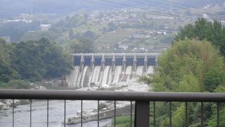 国道横にあるダム