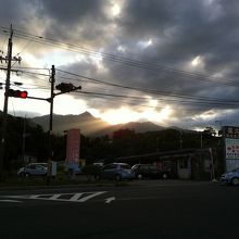 空港目の前の営業所、となりはガソリンスタンド