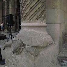 亀は万年、と言いますが亀が柱の台座です。生誕の門側です。