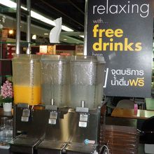 ５階のフリードリンクコーナー