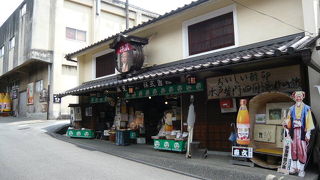 水戸黄門の看板が目立つお店