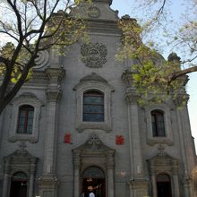 地下鉄宣武門駅の向かいには、古くて大きい教会があります。