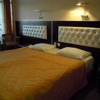 ツインのベットをずらして、ダブルになった模様。