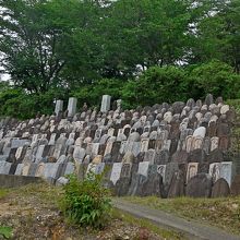 寺の裏の移築された江戸時代の墓