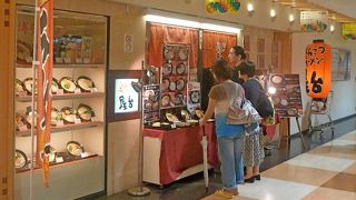 空港内のラーメン屋，普通の白とんこつ．まあまあの味