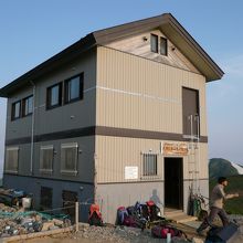 山頂非難小屋はうなぎの寝床状態でしたが・・・