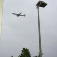 部屋の窓からの眺め、頭上すぐに飛行機が！