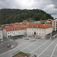 左奥へ向かう道を進めば洞窟に