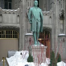 アメリカ最初のスパイ、ヘイルの像